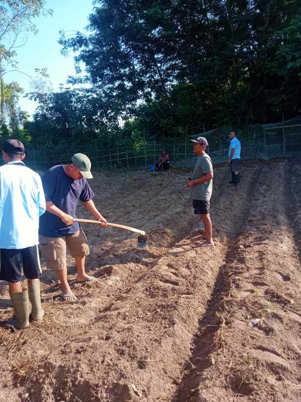 masyarkat potoro laksanakan kerja bakti bersama pemerintah setempat